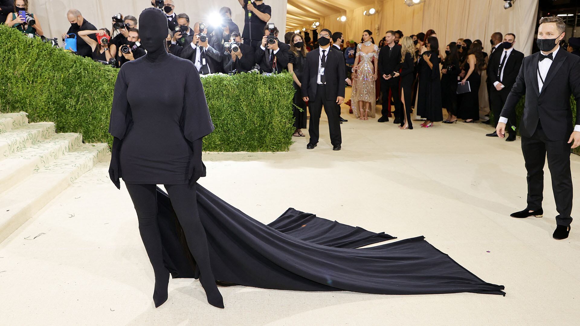 El total black y la cobertura completa de rostro y cuerpo subrayan el anonimato extremo en la Met Gala de 2021 (AFP)