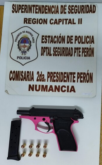 El arma y las municiones