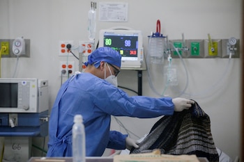 A medical staff member covers a coronavirus disease (COVID-19) patient with a blanket in the emergency room at Metropolitano Hospital in Monterrey, Mexico, January 6, 2022. REUTERS/Daniel Becerril