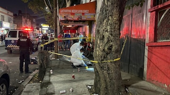 Ejecutan a dos jóvenes mientras bebían cerveza afuera de una vecindad en Álvaro Obregón