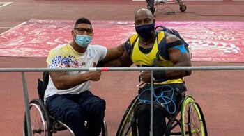 Diego Fernando Meneses (izq.) y Mauricio Valencia (der.) le entregaron medallas a Colombia en los Paralímpicos de Tokio 2020. Foto: prensa CPC