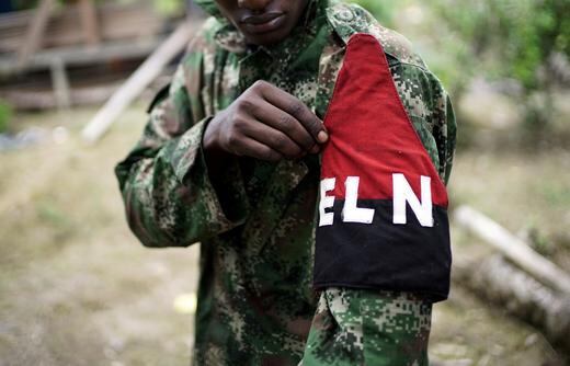 Foto de archivo. Un rebelde de la guerrilla colombiana del Ejército de Liberación Nacional (ELN) muestra su brazalete en las selvas del departamento del Chocó, Colombia, 31 de agosto, 2017. REUTERS/Federico Ríos