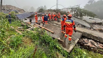Aumentan a doce los muertos por los deslizamientos de tierra en el sureste de China debido al tifón 'Saudel'
