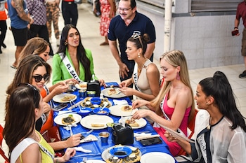 Algunas, reinas de belleza acudieron