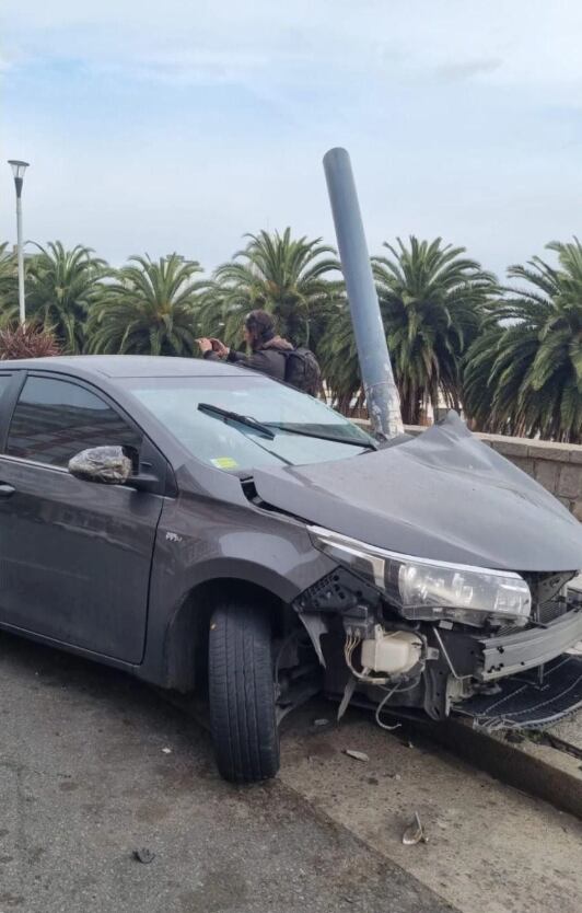 El accidente desencadenó daños considerables en tres vehículos entre ellos un Toyota Corolla y una columna de la avenida