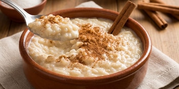 El arroz con leche cremoso es un postre tradicional argentino, ideal para compartir en reuniones familiares y celebraciones especiales (Imagen Ilustrativa Infobae)