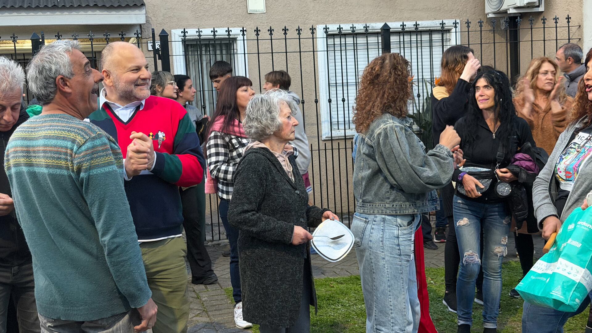 Padres y vecinos de El Palomar se movilizaron con cacerolazos hasta la casa de Lucas Ghi y luego protestaron frente a la Municipalidad de Morón.