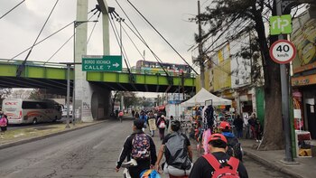 Peregrinos caminan sobre Av. Zaragoza con dirección a la Basílica de Guadalupe