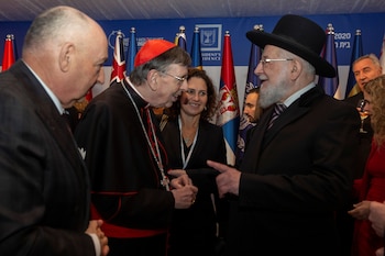 El rabino Israel Meir Lau conversa con el obispo Kurt Koch durante una cena en la residencia del presidente israelí, Reuven Rivlin. Foto: Heidi Levine/Pool via REUTERS