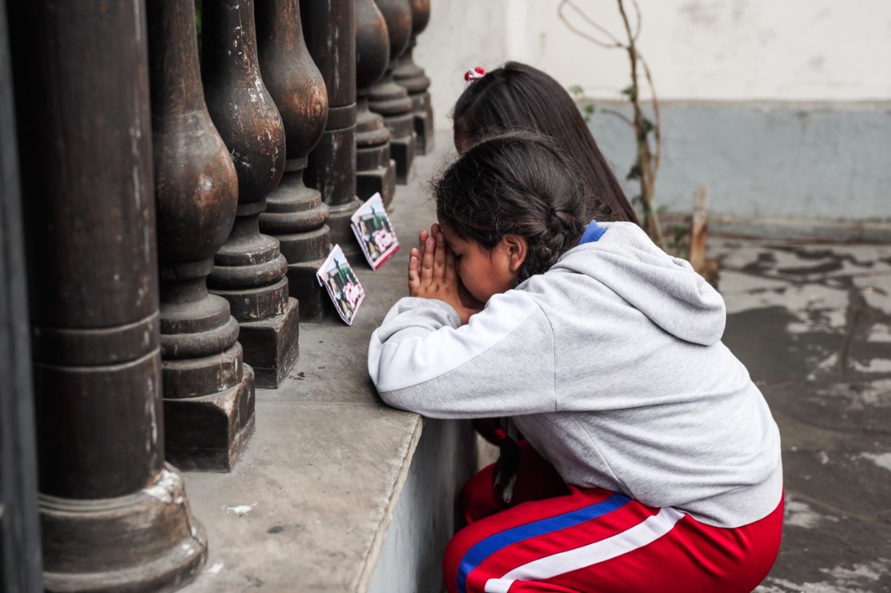 Los devotos llevan cartas con sus peticiones . Foto: ANDINA/ Connie Calderon