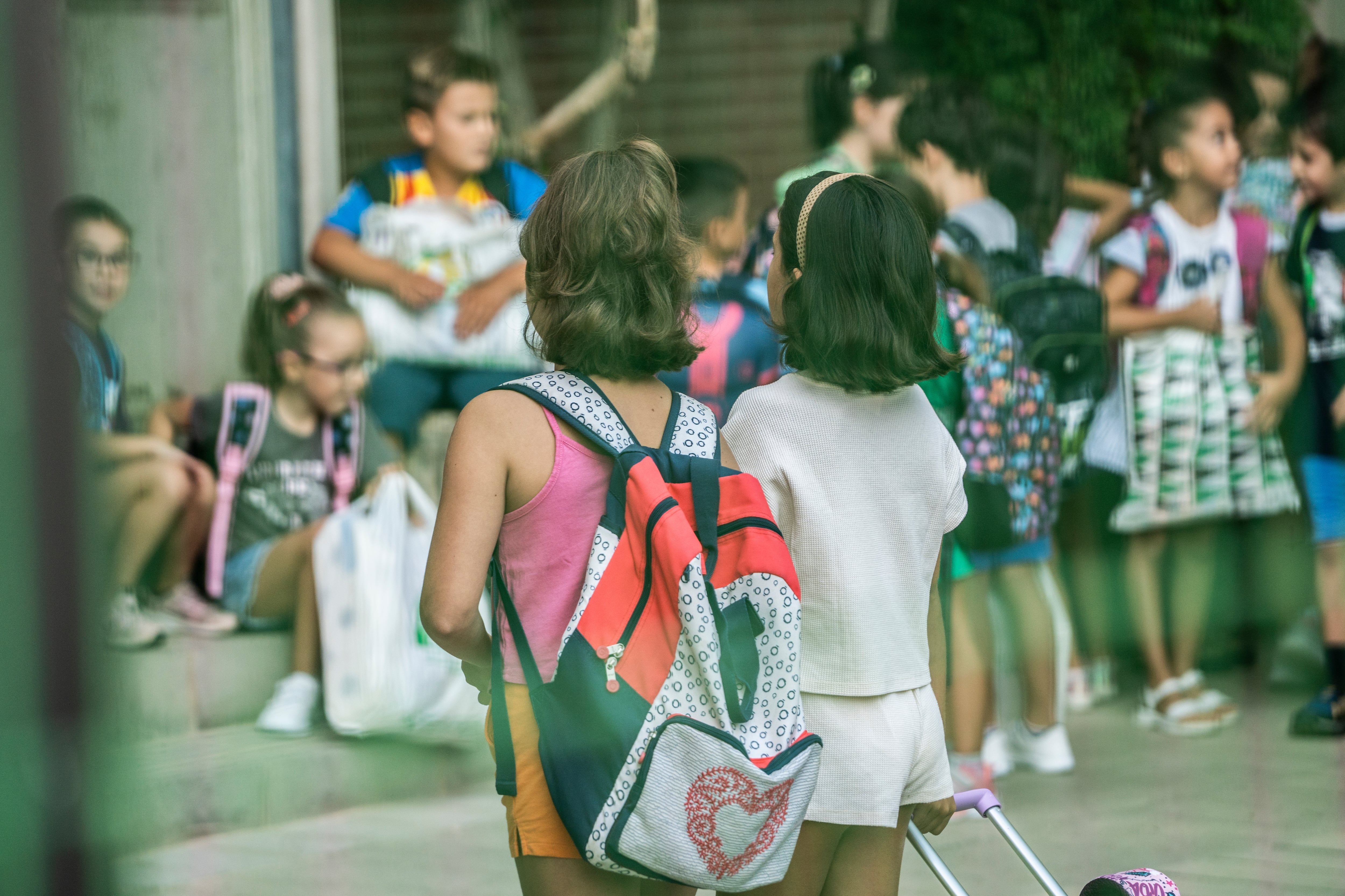 Varios niños a su llegada al colegio, a 11 de septiembre de 2023 en Valencia. (Jorge Gil / Europa Press)