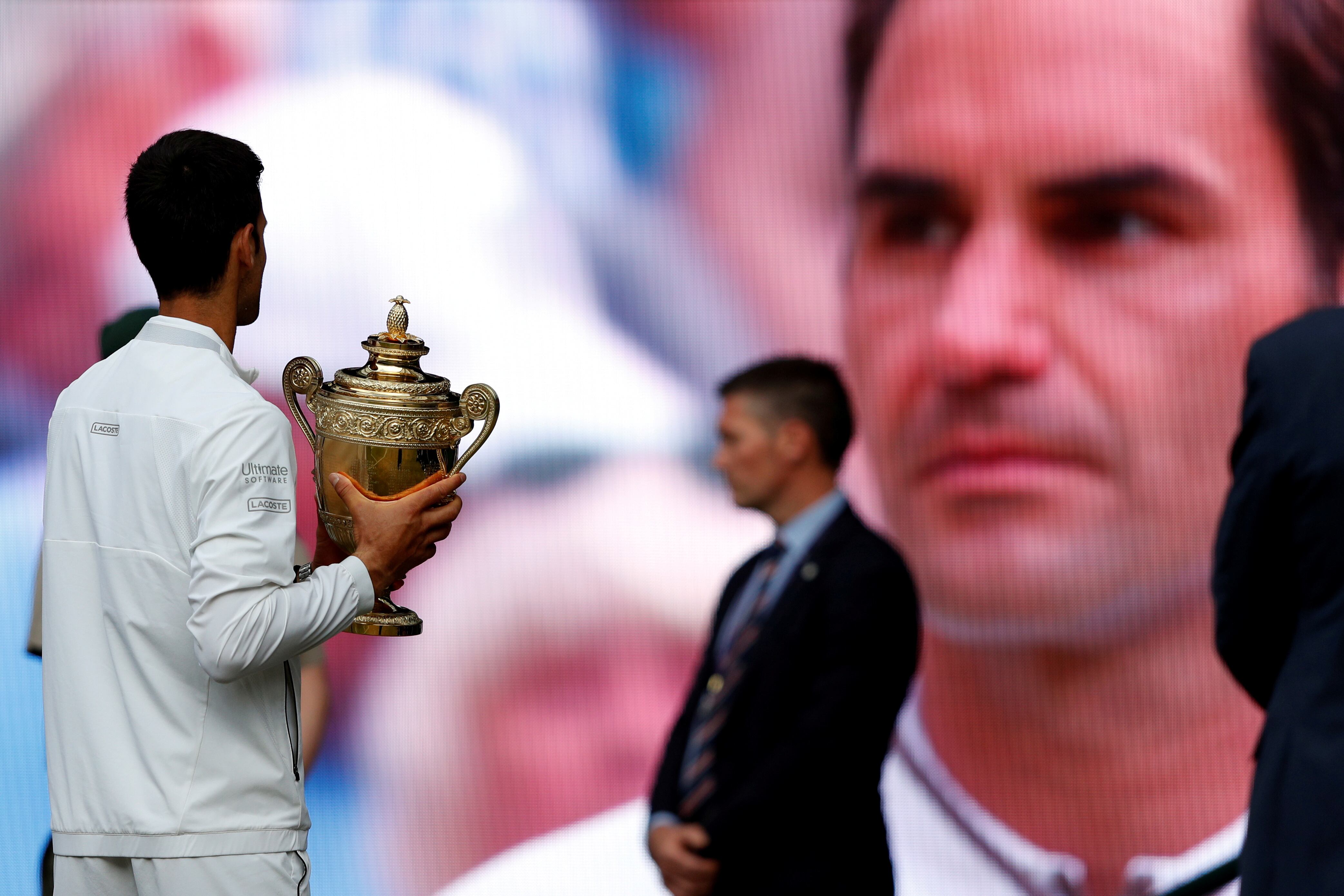 El serbio con el trofeo de Wimbledon 2019 tras superar al suizo (Adrian Dennis/Pool via REUTERS)