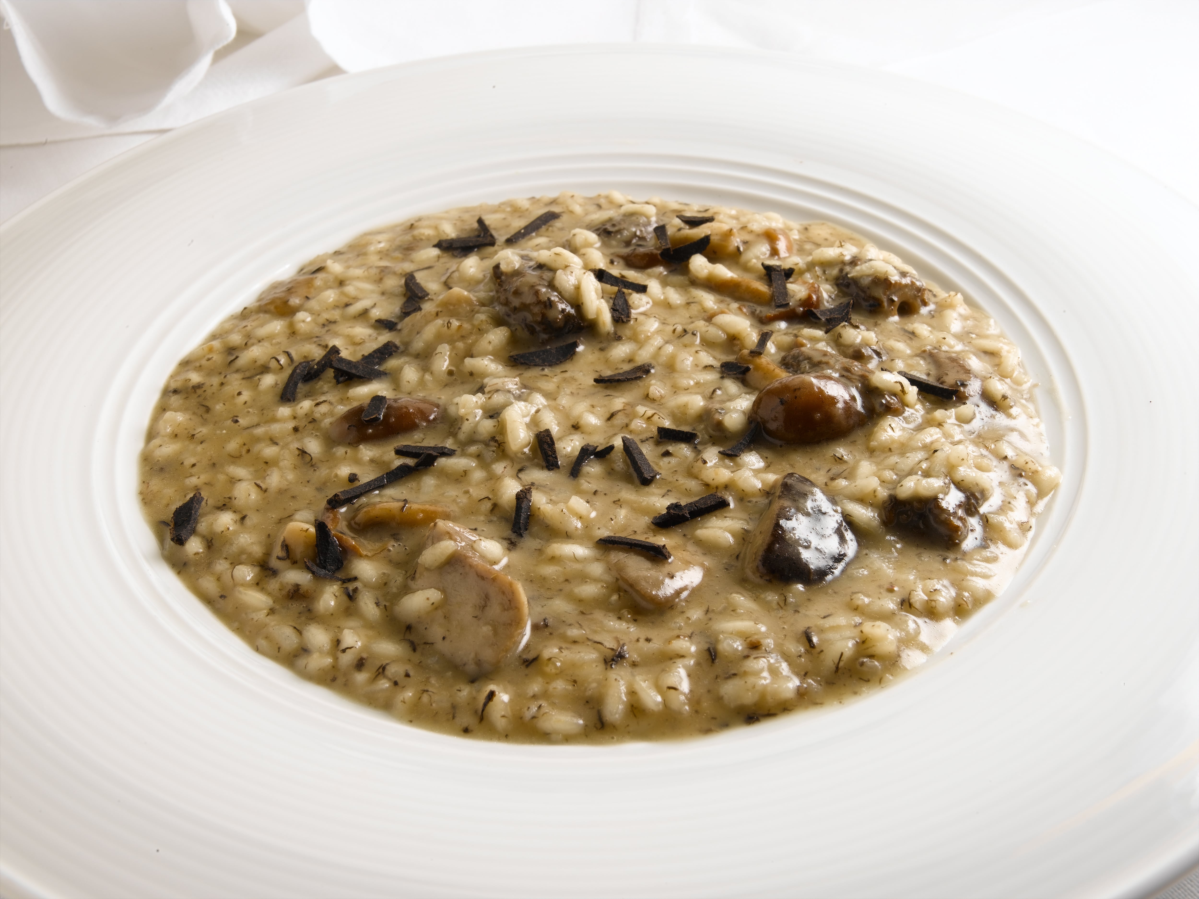 Arroz caldoso de pollo y champiñones. (AdobeStock)