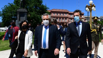 Alberto Fernández flanqueado por Massa