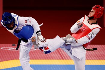 Bernardo Pie (i) de República Dominicana combate con Jaouad Achab de Bélgica en los octavos de final de los 68kg masculinos de Taekwondo durante los Juegos Olímpicos 2020, este domingo en el recinto de Makuhari Messe en Tokio (Japón). EFE/Kai Fösterling