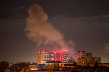 El humo se eleva en el cielo de la ciudad tras el ataque de un dron ruso, en medio del ataque de Rusia a Ucrania, en Kiev (REUTERS/Gleb Garanich)