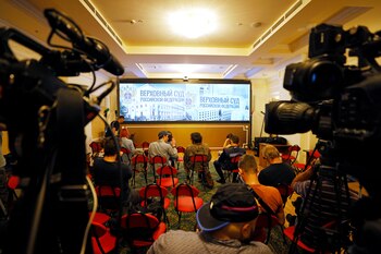 Los periodistas se reúnen frente