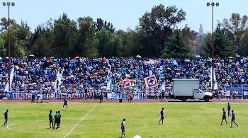 Cientos de aficionados de Cruz Azul llegaron desde temprano a Tecámac con camisetas y banderas para acompañar la jornada en el complejo deportivo. (Foto: Néstor Hernández/Infobae México)