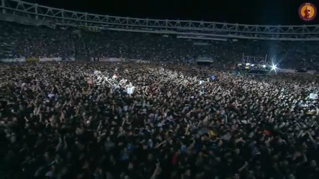 Miles de fans saltan en el pogo más grande del mundo, un momento histórico en la carrera del Indio Solari capturado en este vibrante concierto