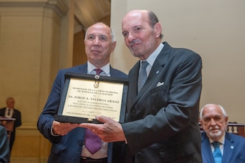 Ricardo Lorenzetti le entrega la