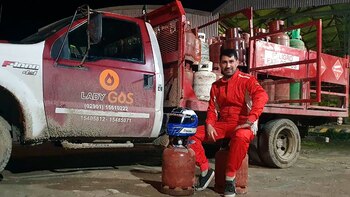 Reparte garrafas en Ushuaia, hizo