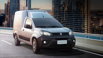 Cuáles son los dos autos clásicos que dejarán de fabricarse en el país y qué modelo llegará de Brasil para reemplazarlos