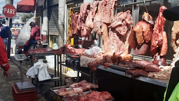 Carne sin control sanitario en Bogotá: El riesgo detrás de los puestos informales