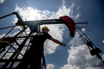 El aumento de los precios del petróleo superó el 11% tras las amenazas de Donald Trump contra Irán, elevando la tensión en Oriente Medio. (EFE/Martin Divisek)