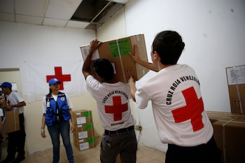 Voluntarios descargan ayuda humanitaria en