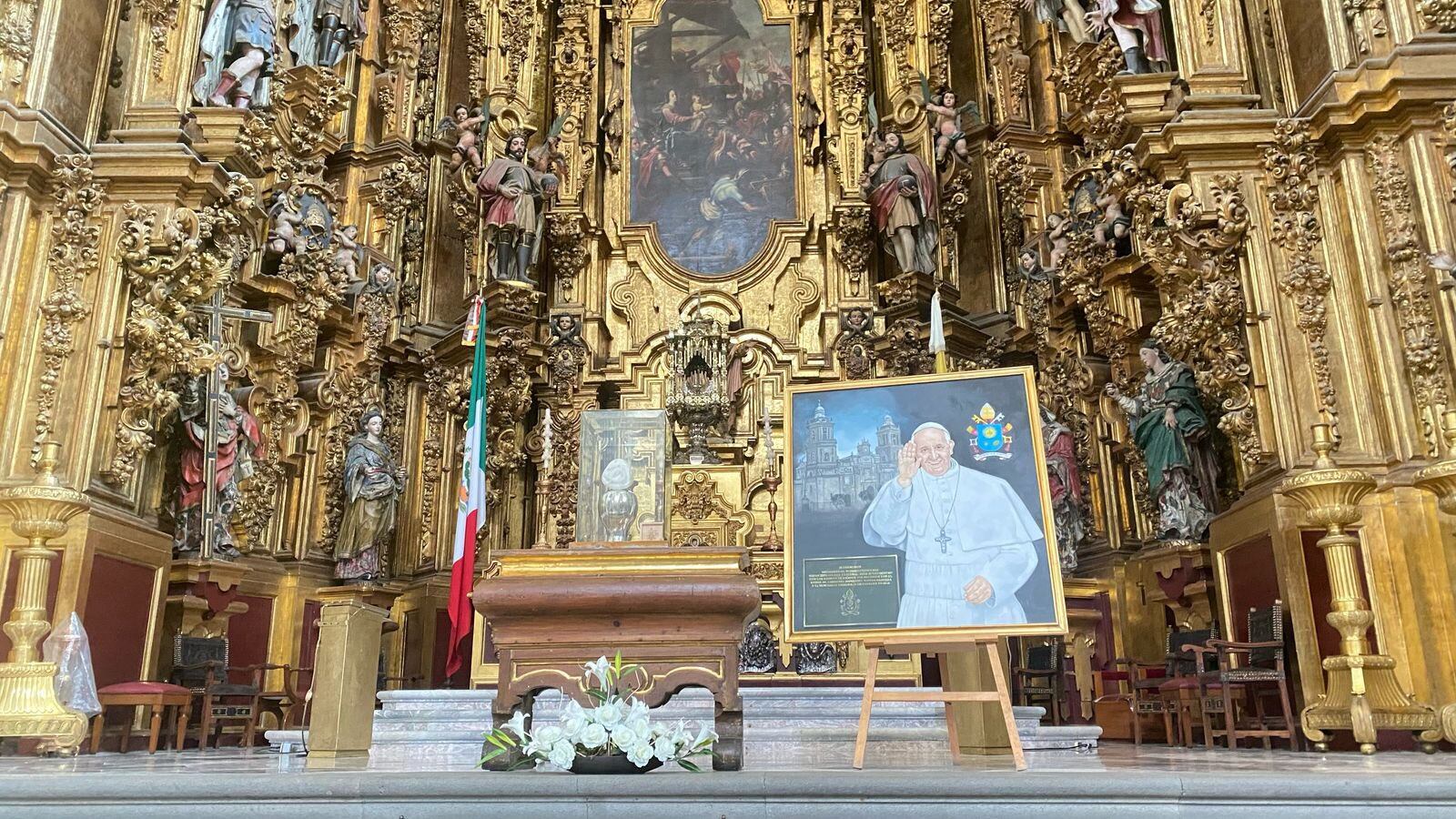 La Arquidiócesis Primada de México, invitó a los fieles y visitantes a acudir a la Catedral Metropolitana para conocer estos objetos y rendir homenaje al papa Francisco. (@ArquidiocesisMx)
