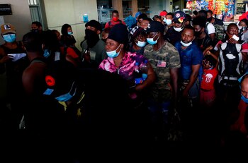 Migrantes haitianos esperan hoy para