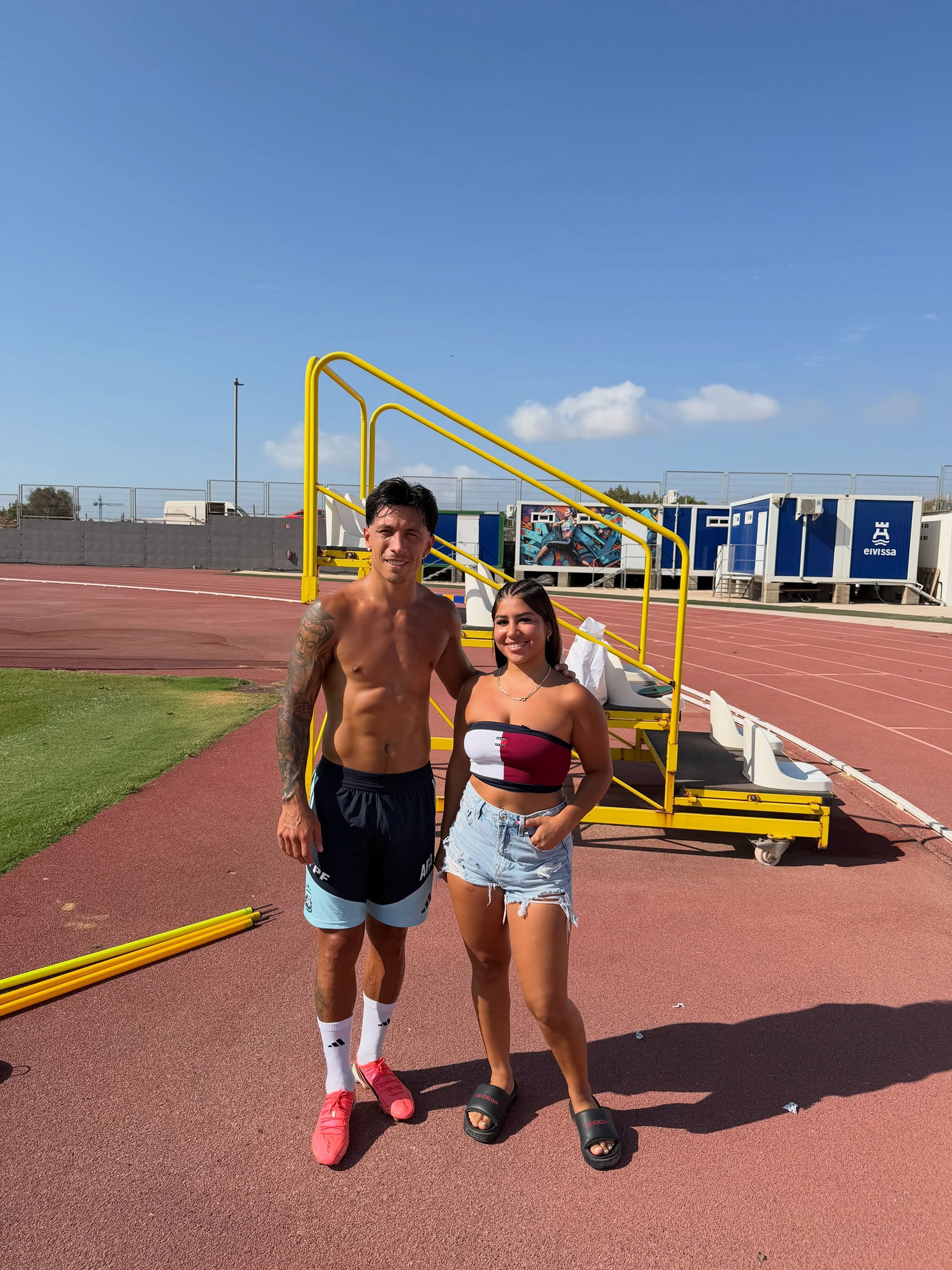 La foto junto a Lisandro Martínez (Créditos: @malenlopez02/Instagram)
