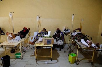 Varias personas tratadas de sus heridas tras ser víctimas de un ataque armado en una iglesia en el Centro Médico Federal de Owo, estado de Ondo, Nigeria, el 6 de junio de 2022. REUTERS/Temilade Adelaja