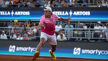 Desde el piso y tras