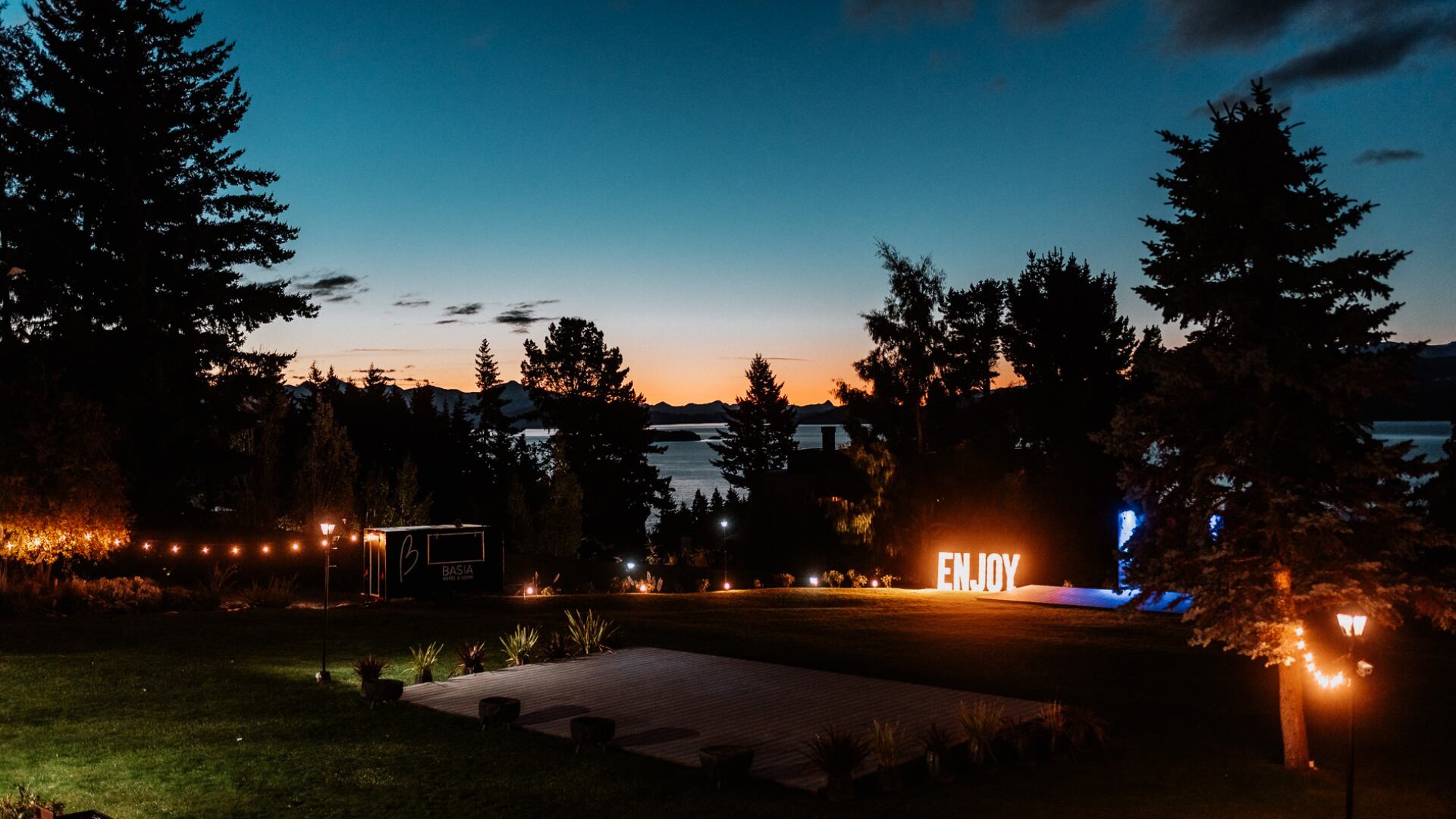 Cada detalle de la experiencia en Basia Hotel & Sushi son enmarcados por las vistas al icónico Nahuel Huapi (Basia Hotel & Sushi)