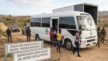 La ruta del soborno: Caen empleados de Migración que cobraban por traficar migrantes en un camión estatal de República Dominicana