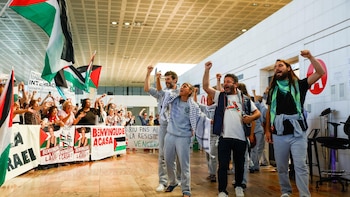 Los activistas de la Flotilla acusan a Israel de "malos tratos" a su llegada a Barcelona