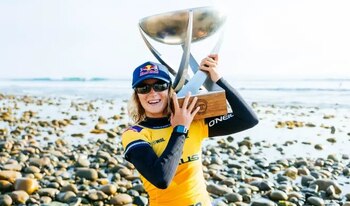 La joven surfista estadounidense se coronó campeona mundial en una final épica en Lower Trestles. (Allen J. Schaben/Los Angeles Times/Getty Images)