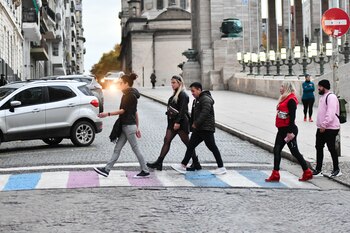 La senda peatonal frente al