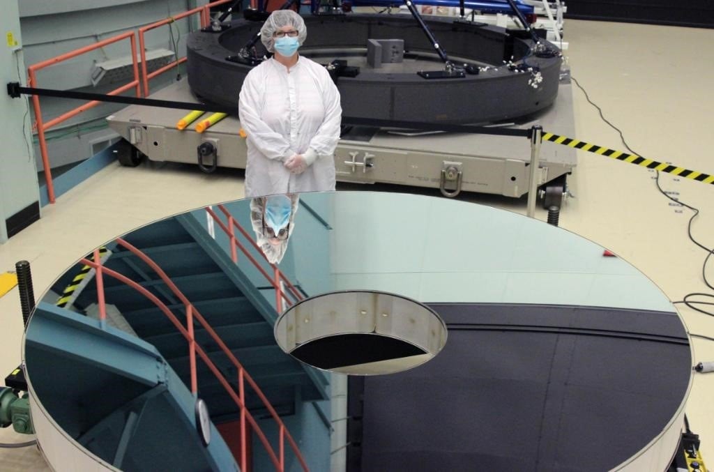 El espejo primario recogerá y enfocará la luz de los objetos cósmicos cercanos y lejanos (NASA)