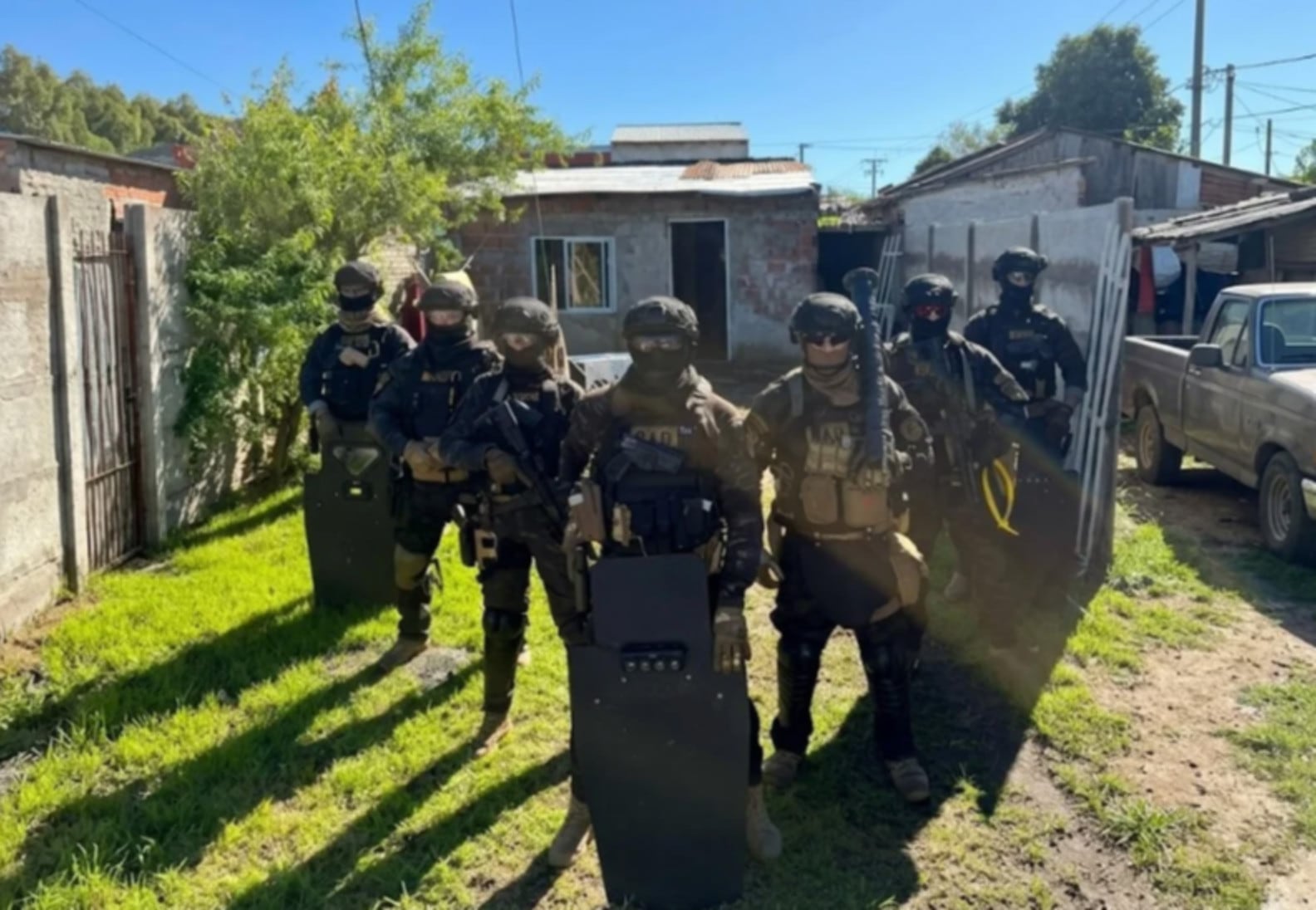 Agentes de una fuerza especial participan en un operativo en Mar del Plata que culminó con la detención de un hombre acusado de violencia doméstica (La Capital de Mar del Plata)