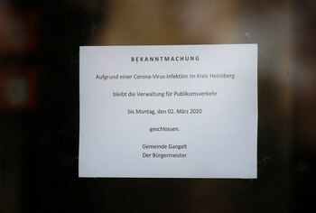 Un letrero en el ayuntamiento