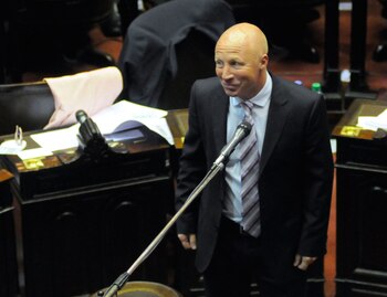 Carlos Mac Allister fue diputado nacional y secretario de Deportes: "En 2018, mientras era funcionario del gobierno, terminé el Secundario. Y no me da vergüenza en absoluto. Por eso, yo me reía cuando escuchaba que decían eso de 'el gobierno de los CEOS'. El fútbol y la calle me dieron la oportunidad de alcanzar los objetivos"