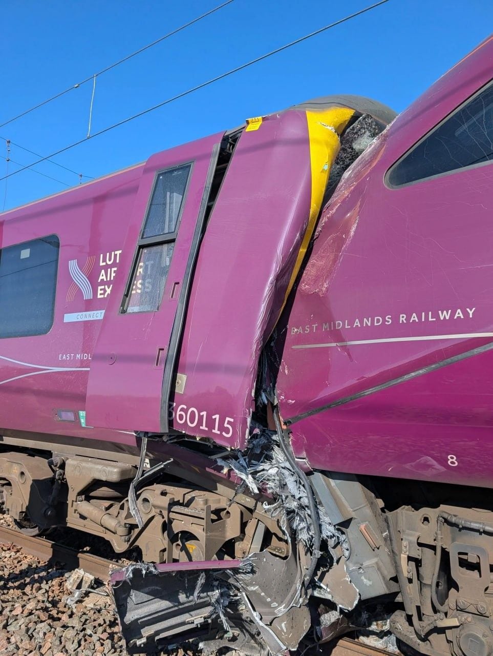 Imágenes y vídeos publicados en redes sociales mostraron un convoy dañado, perteneciente a la compañía británica West Midlands Railway