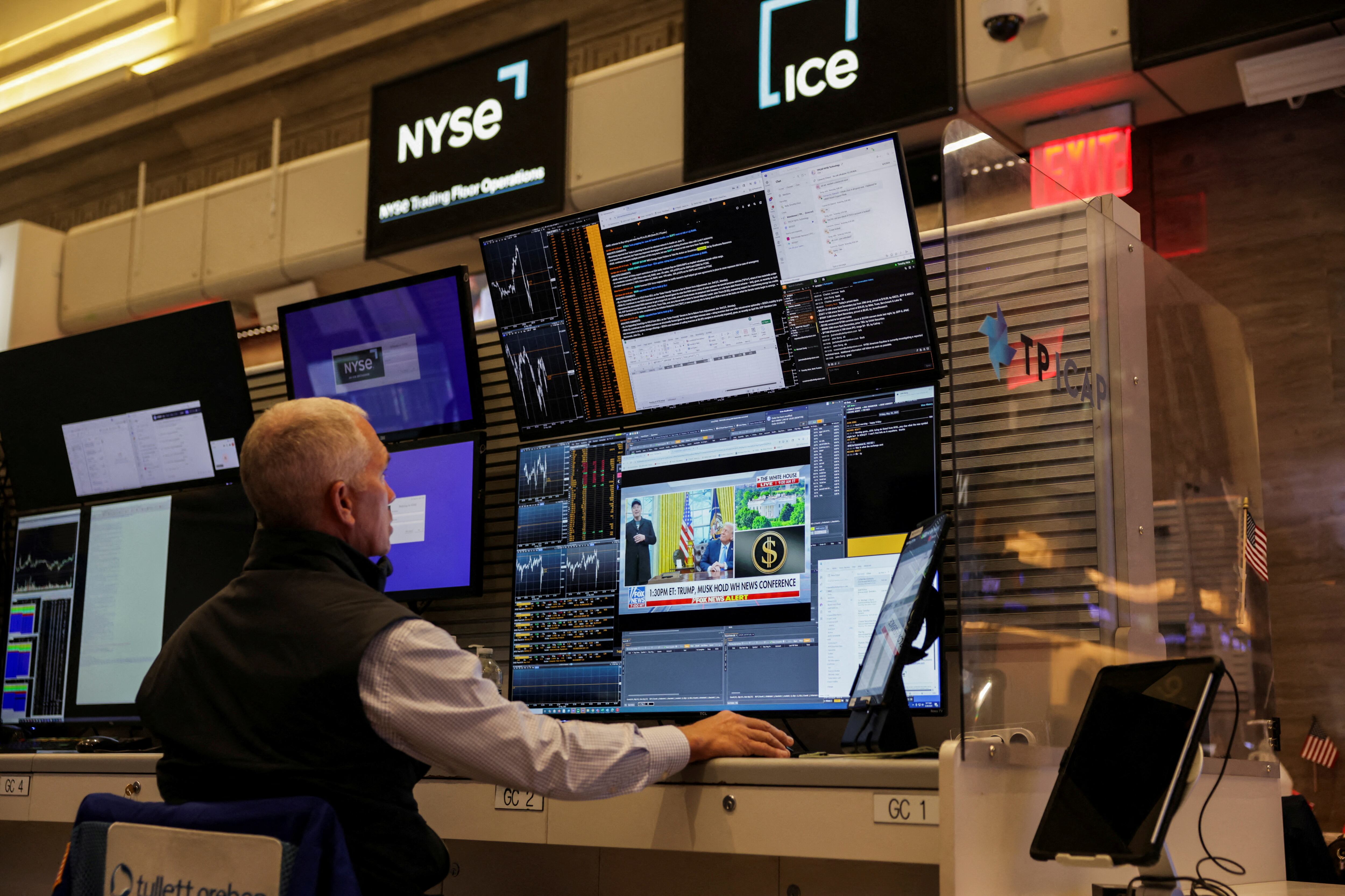 Las acciones de bancos argentinos acusaron bajas en Wall Street y la Bolsa porteña.