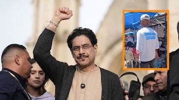 Personas con camisetas alusivas a