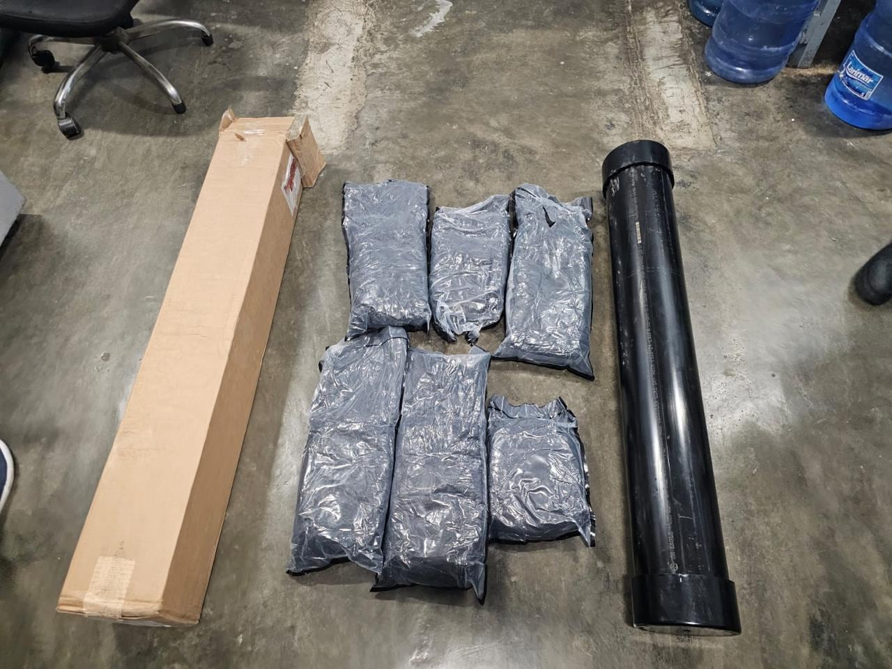 La caja levantó sospechas en una terminal de carga de Santo Domingo durante una inspección rutinaria con apoyo de agentes antinarcóticos y Aduanas. (Cortesía: Dirección Nacional de Control Antidrogas )