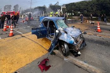 Fotografía tomada de la cuenta oficial en la red social X del gobernador de Cundinamarca, @JorgeEmilioRey, que muestra un vehículo afectado tras el accidente registrado este miércoles en la carretera que conecta los municipios de Zipaquirá y Ubaté (Colombia). Dos muertos y al menos 21 heridos dejó un accidente en un peaje del centro de Colombia, que derivó en una explosión y un incendio de gran magnitud, informaron las autoridades, en un momento de alta afluencia vehicular en el país por el puente festivo de Semana Santa - crédito @JorgeEmilioRey/X