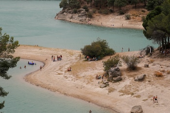 Distintos grupos de personas disfrutan de la reserva del Conde del Guadalhorce, en El Chorro, cerca de Ardales. / Reuters - Jon Nazca