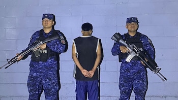 Las detenciones ocurrieron este miércoles luego de que residentes alertaron sobre agrupaciones delictivas, lo que motivó una operación que incluyó el decomiso de drogas y la identificación de menores de edad (Foto cortesía FAES)